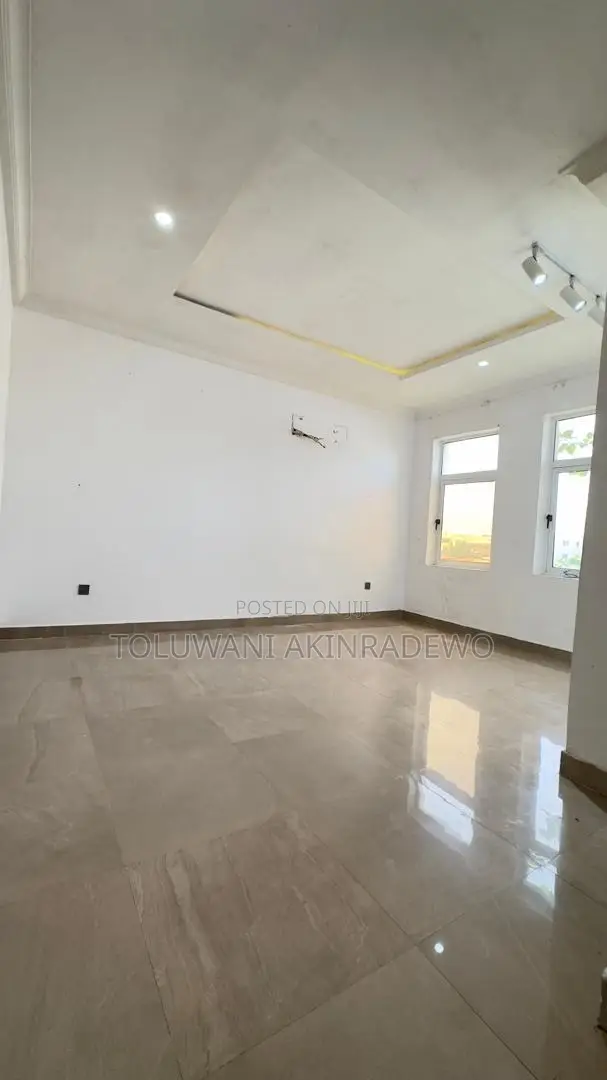 Mini Flat in Chevron Drive for rent in Chevron