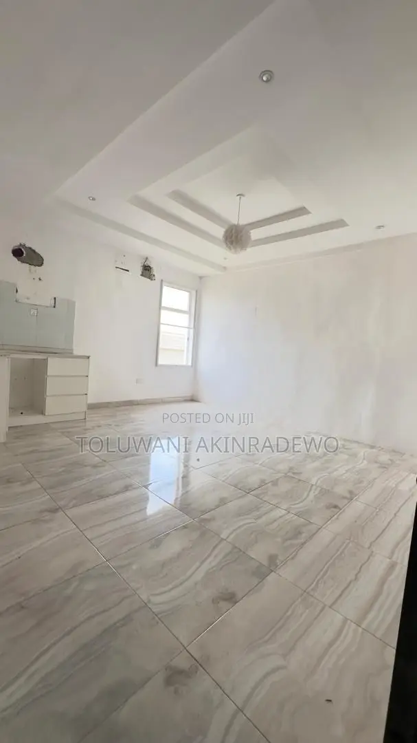 Mini Flat in Chevron Drive for rent in Chevron