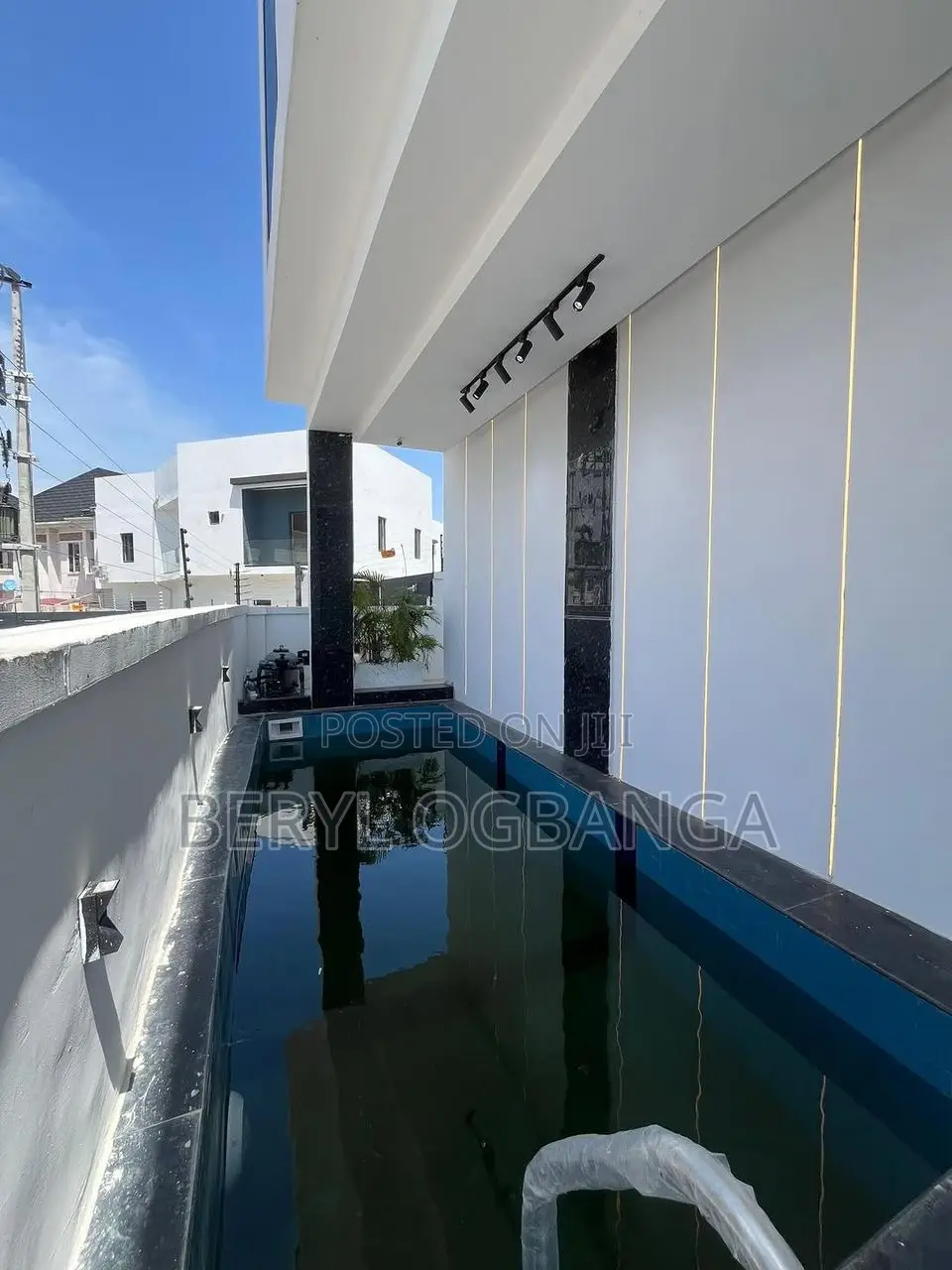 5bdrm Duplex in Ikota for sale in Ikota