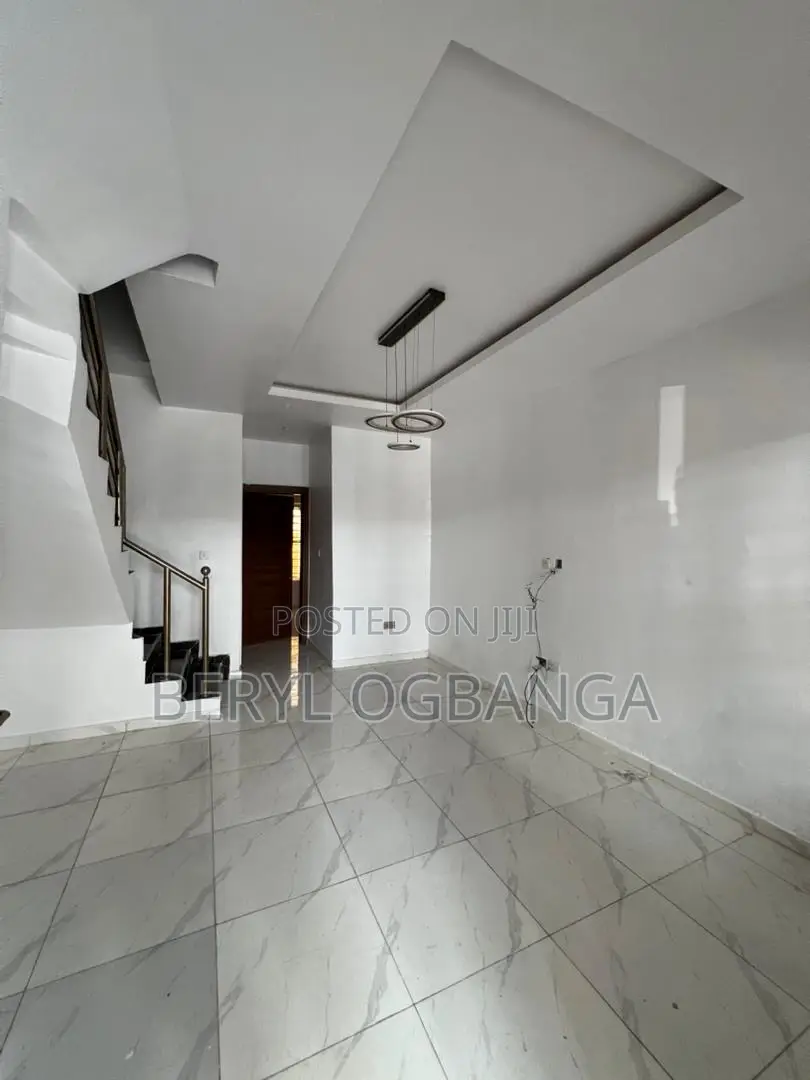 3bdrm Duplex in Ikota for rent in Ikota