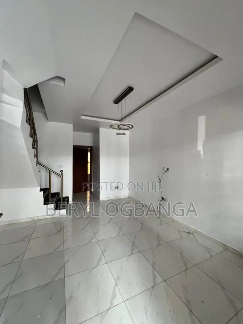 3bdrm Duplex in Ikota for rent in Ikota