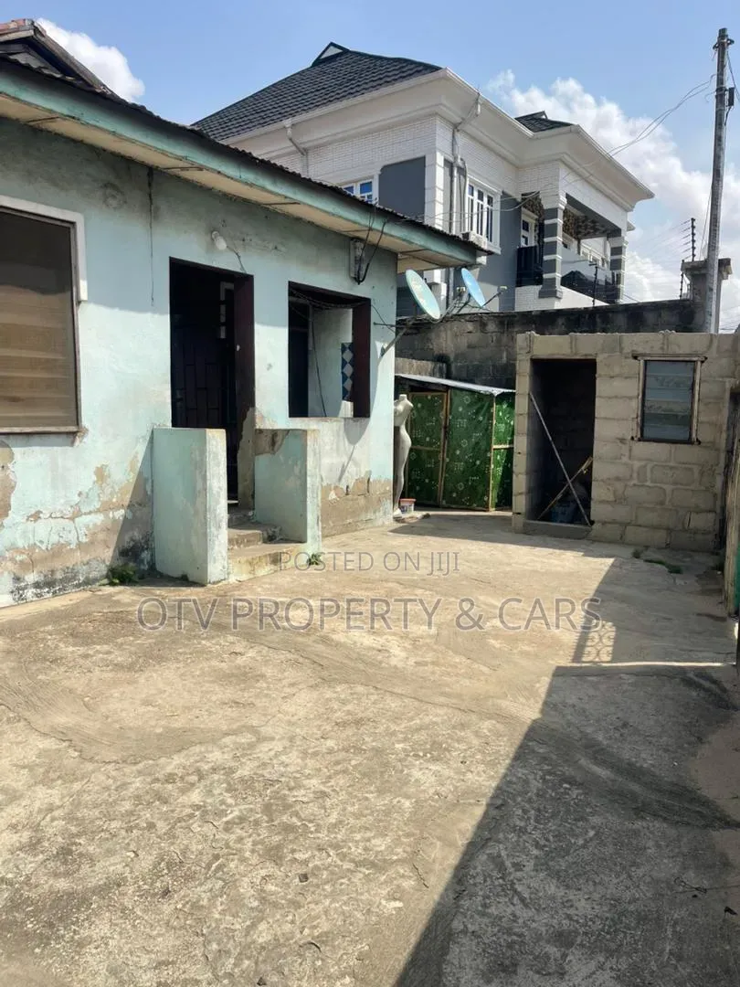 8bdrm Bungalow in Ebute Metta for sale in Ebute Metta