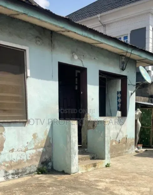 8bdrm Bungalow in Ebute Metta for sale in Ebute Metta