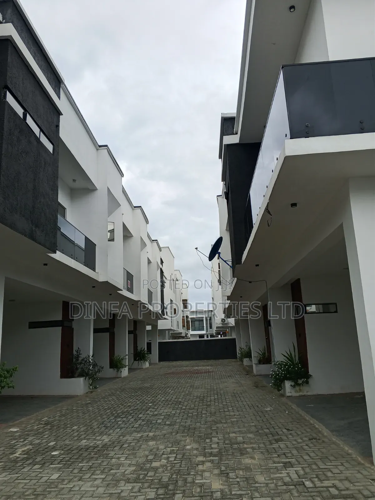 3bdrm Duplex in Ikota for sale in Ikota