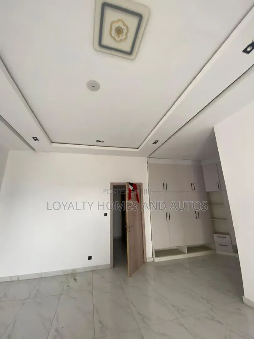5bdrm Duplex in Adeniyi Jones for sale in Adeniyi Jones