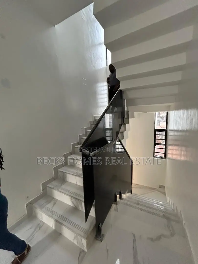 5bdrm Duplex in Magodo Phase1 for sale in Magodo