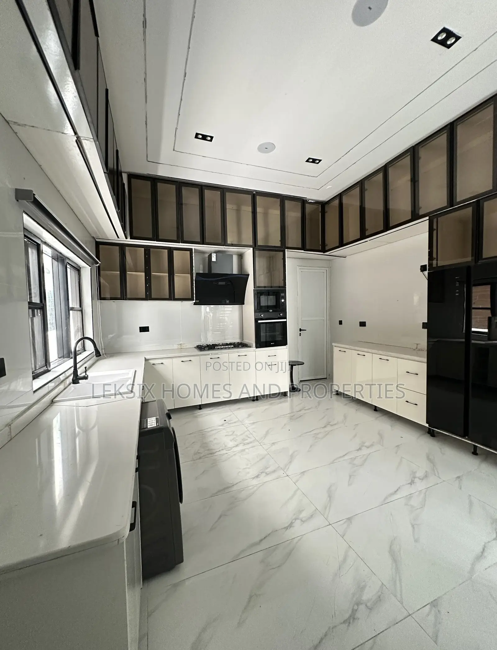 5bdrm Duplex in A Well Secured, Chevron for sale in Chevron