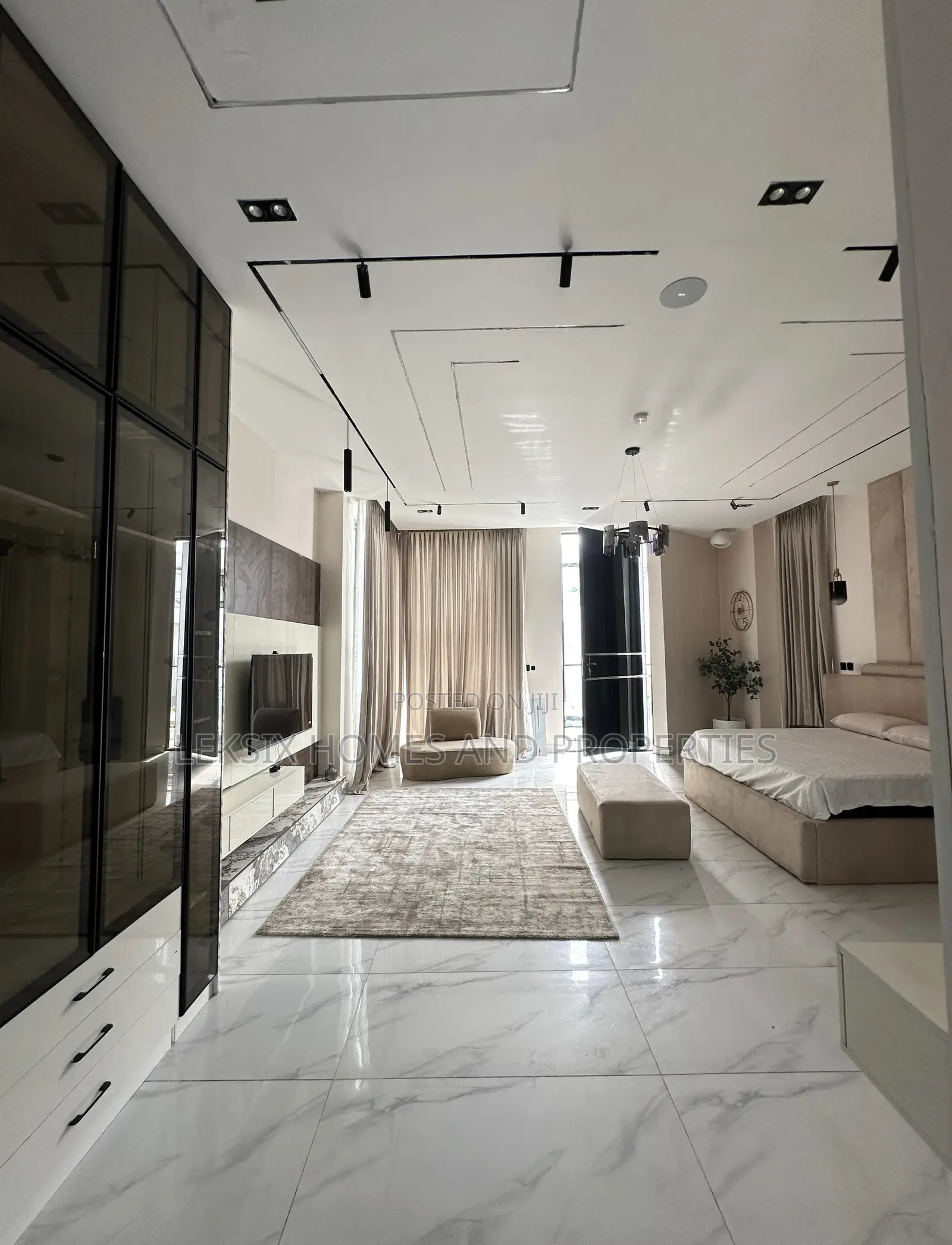 5bdrm Duplex in A Well Secured, Chevron for sale in Chevron