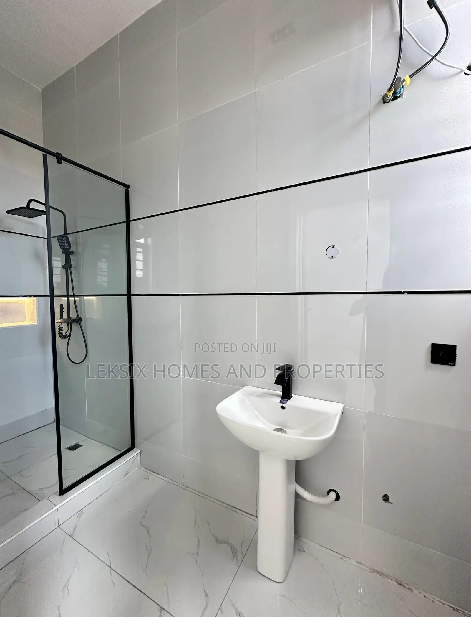 5bdrm Duplex in A Well Secured, Lekki Phase 2 for sale in Lekki Phase 2