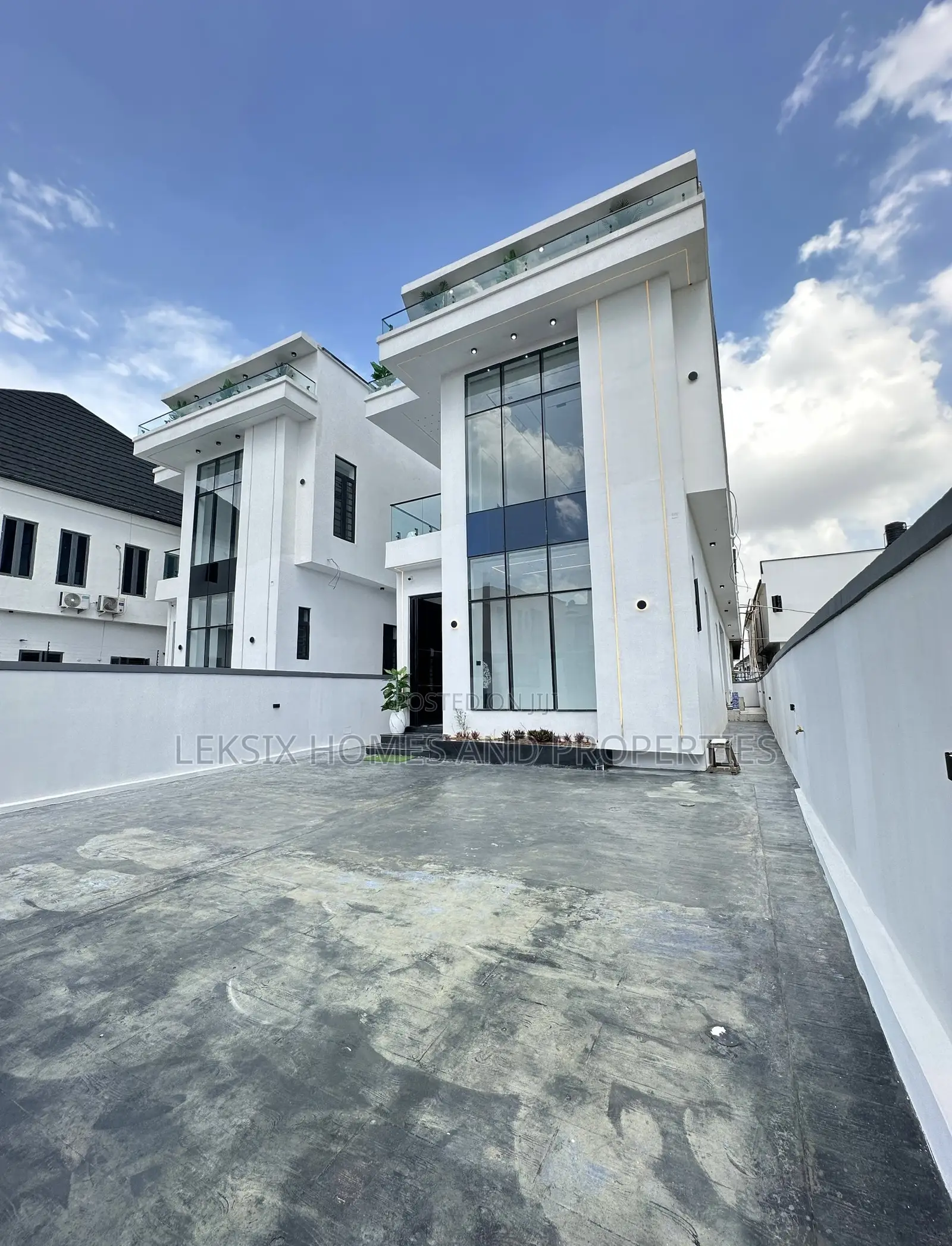 5bdrm Duplex in A Well Secured, Lekki Phase 2 for sale in Lekki Phase 2