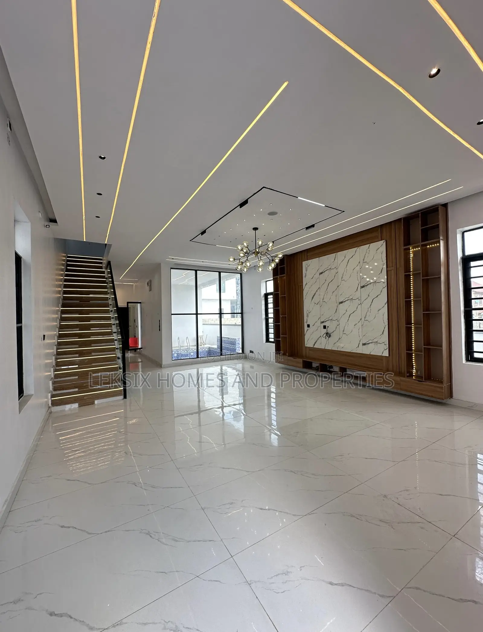 5bdrm Duplex in A Well Secured, Lekki Phase 2 for sale in Lekki Phase 2