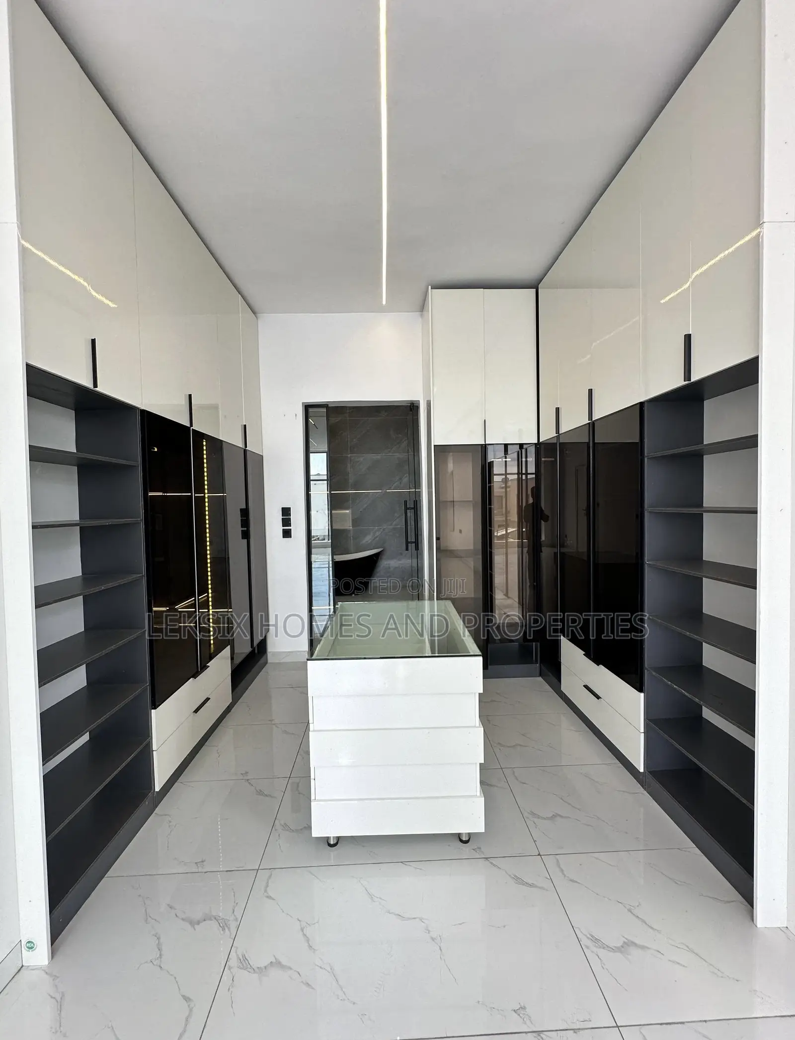 5bdrm Duplex in A Well Secured, Lekki Phase 2 for sale in Lekki Phase 2