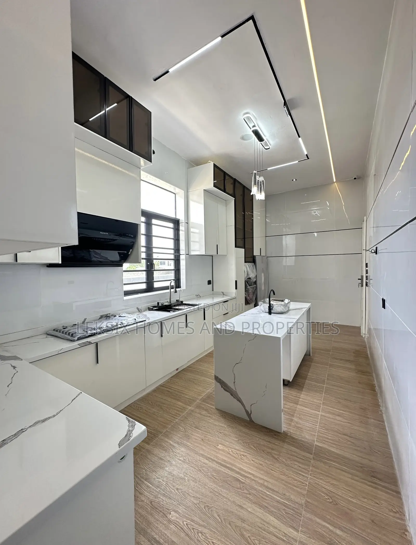 5bdrm Duplex in A Well Secured, Lekki Phase 2 for sale in Lekki Phase 2