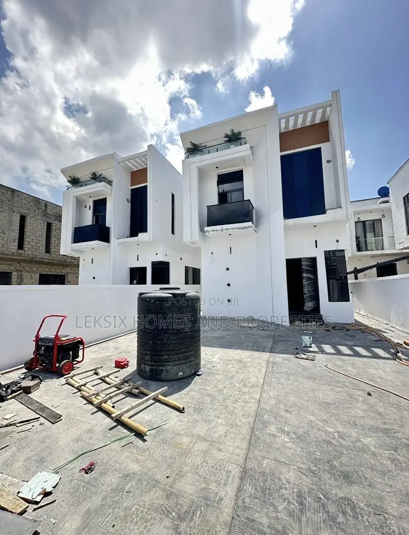 5bdrm Duplex in A Well Secured, Lekki Phase 2 for sale in Lekki Phase 2