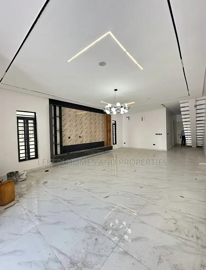5bdrm Duplex in A Well Secured, Lekki Phase 2 for sale in Lekki Phase 2