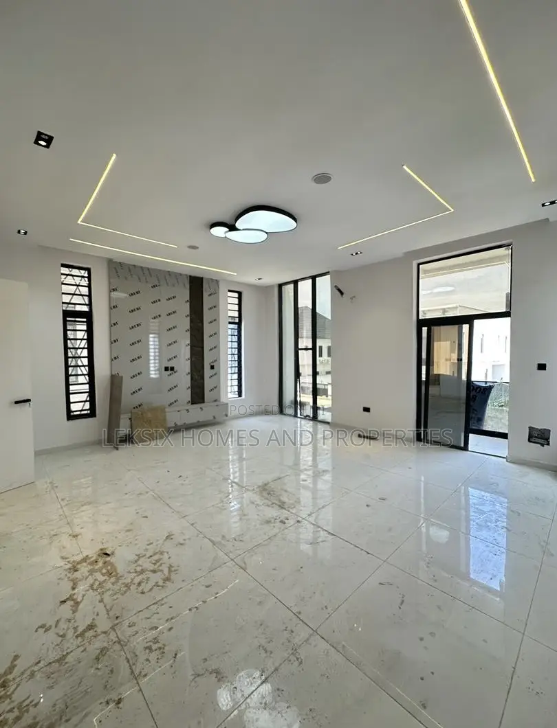 5bdrm Duplex in A Well Secured, Lekki Phase 2 for sale in Lekki Phase 2