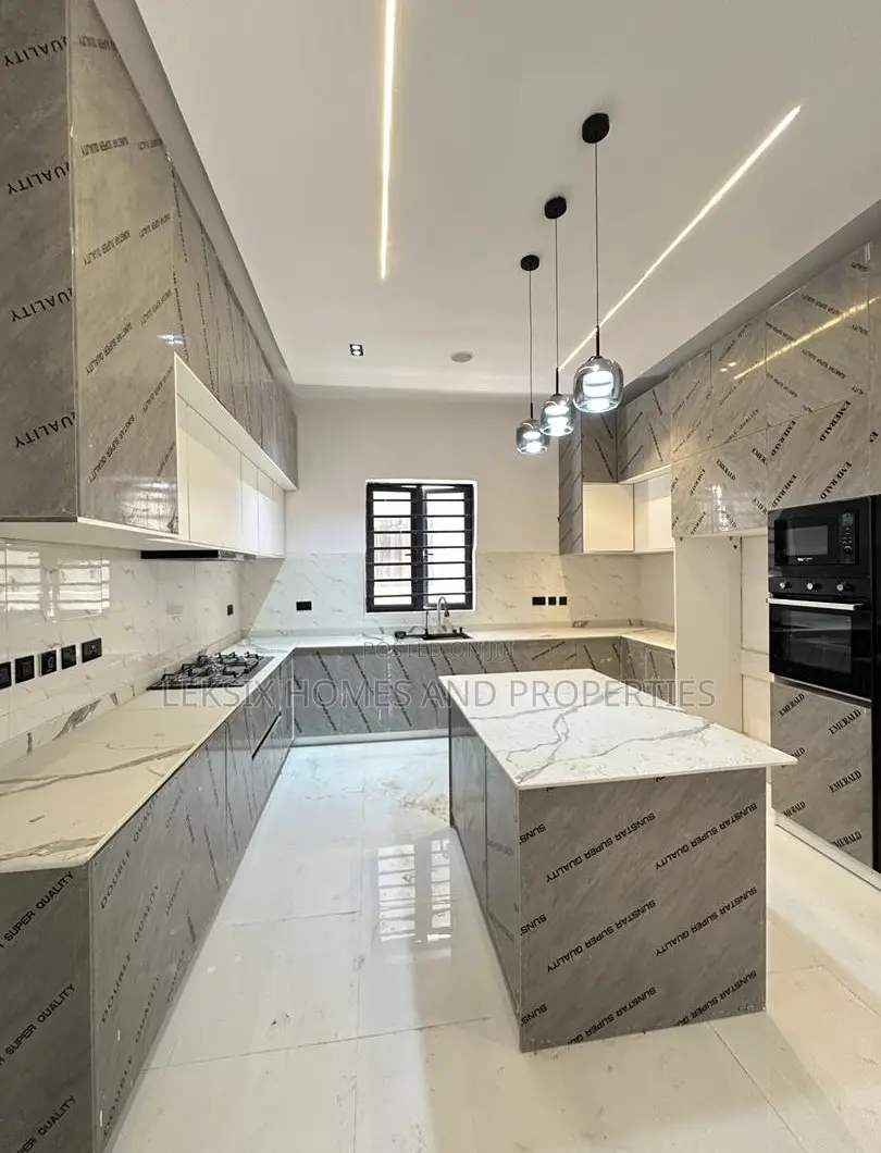 5bdrm Duplex in A Well Secured, Lekki Phase 2 for sale in Lekki Phase 2