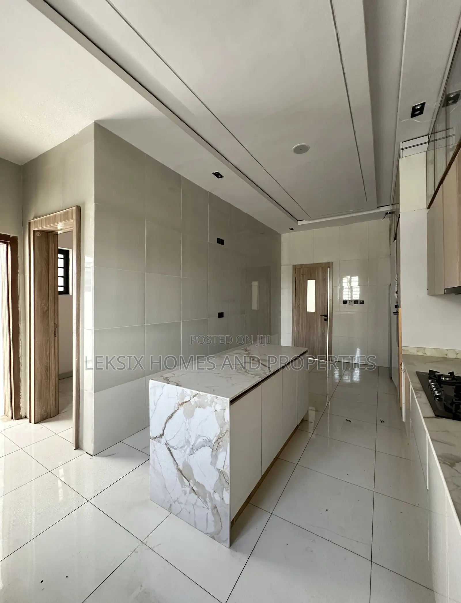 5bdrm Duplex in A Well Secured, Lekki Phase 2 for sale in Lekki Phase 2