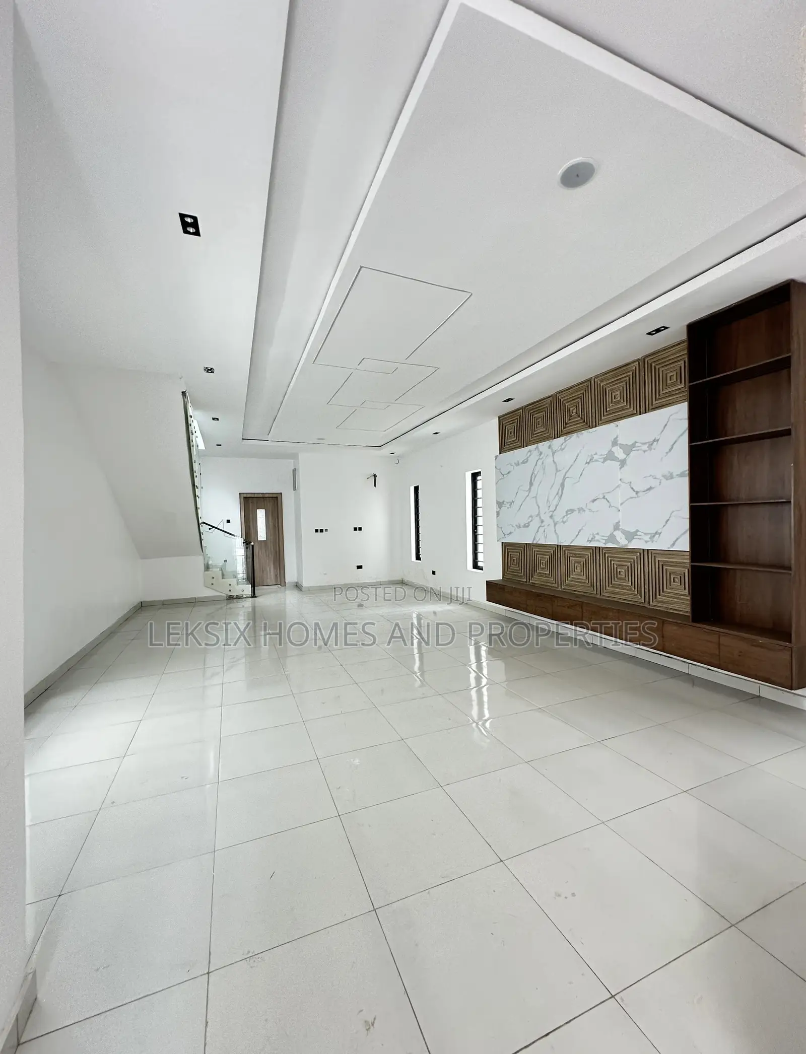 5bdrm Duplex in A Well Secured, Lekki Phase 2 for sale in Lekki Phase 2