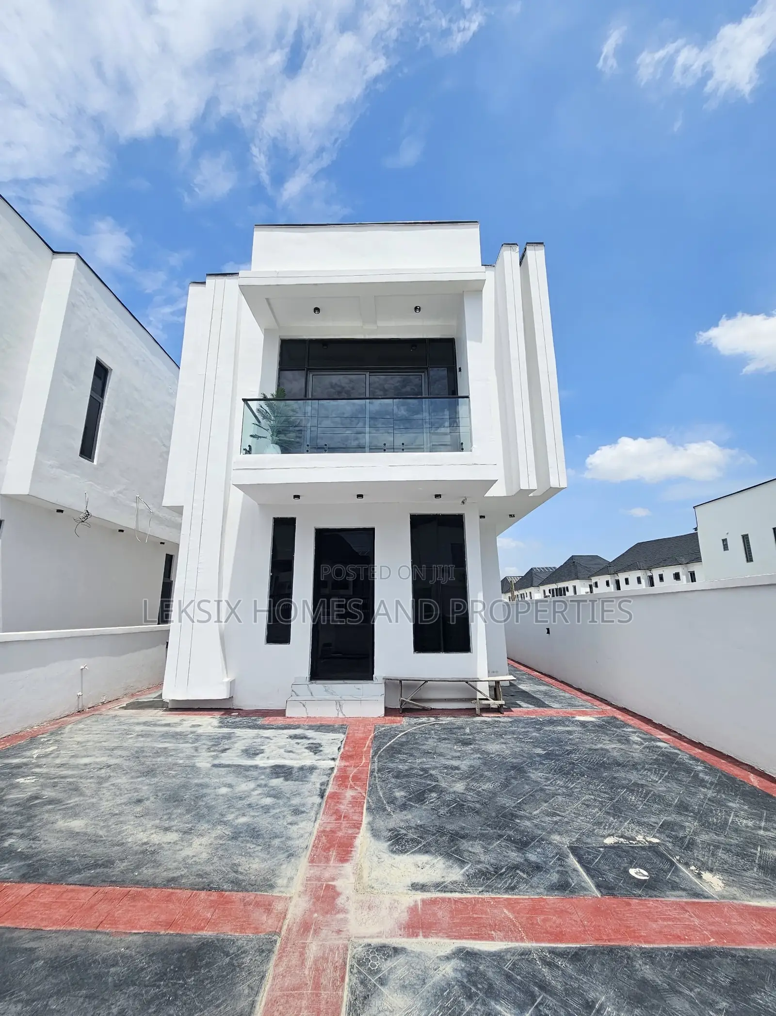 4bdrm Duplex in A Well Secured, Lekki Phase 2 for sale in Lekki Phase 2