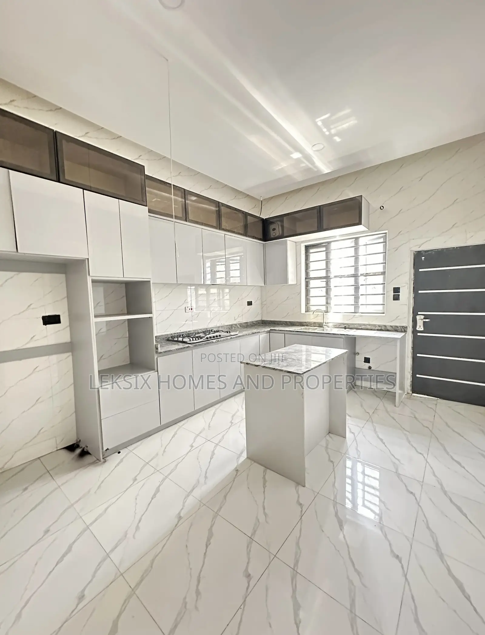 4bdrm Duplex in A Well Secured, Lekki Phase 2 for sale in Lekki Phase 2