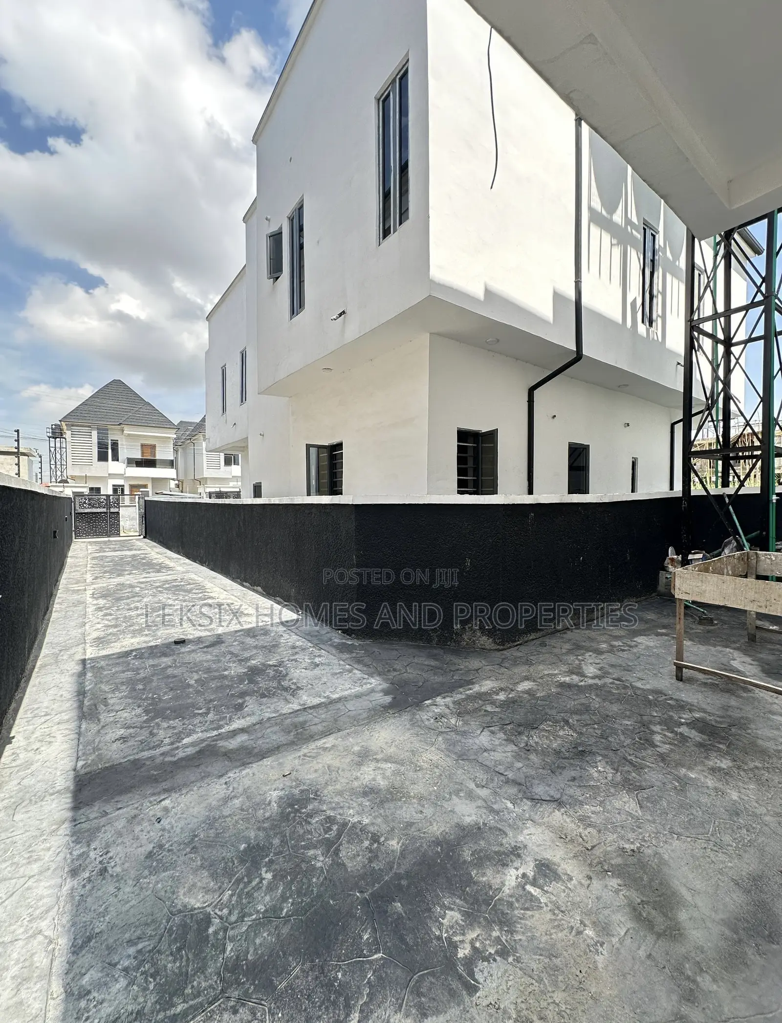 4bdrm Duplex in A Well Secured, Lekki Phase 2 for sale in Lekki Phase 2