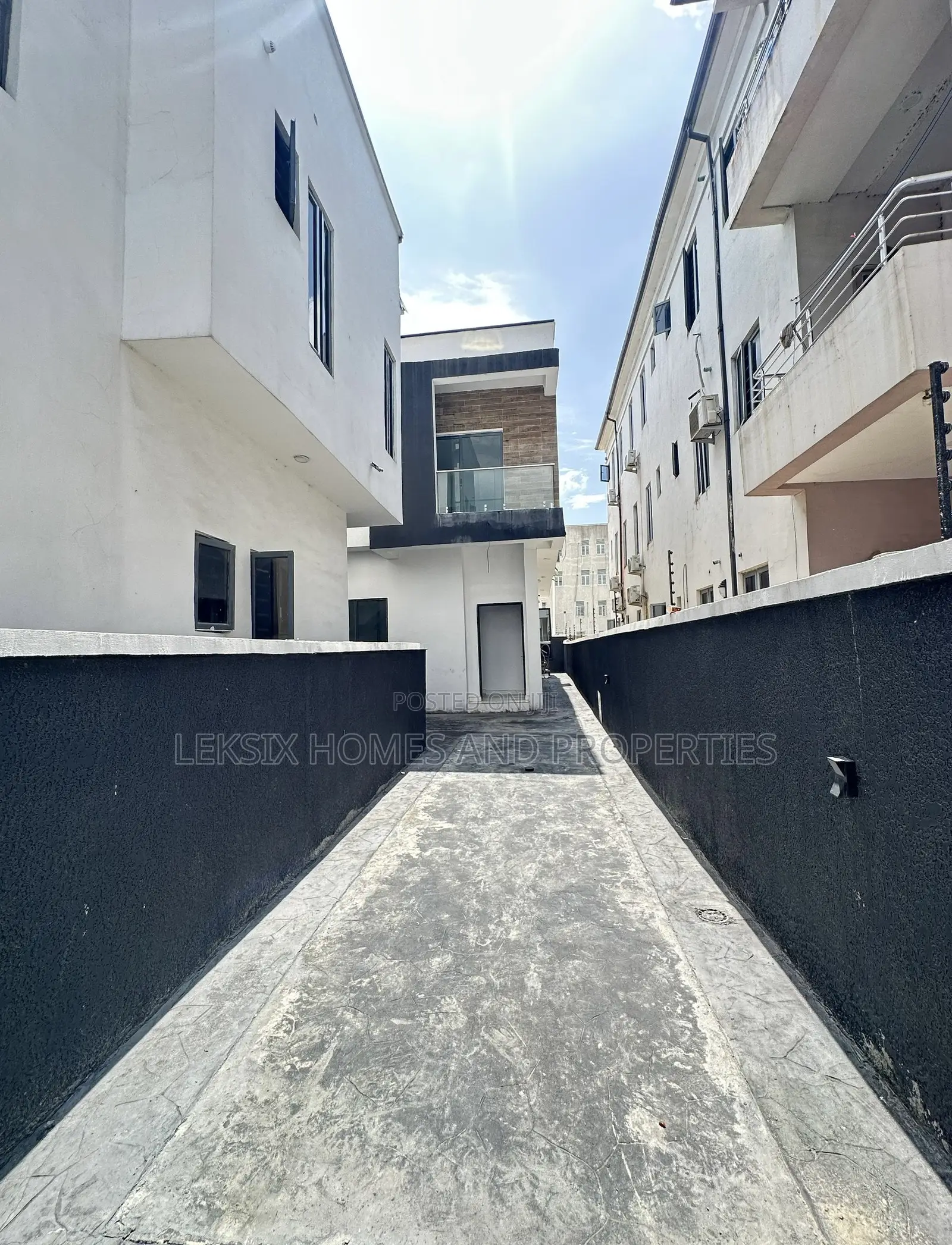 4bdrm Duplex in A Well Secured, Lekki Phase 2 for sale in Lekki Phase 2