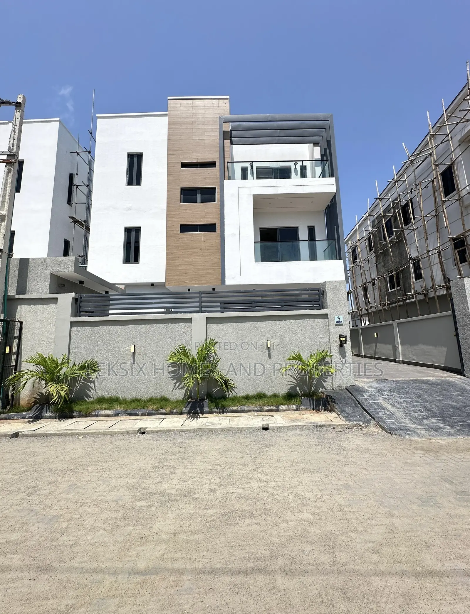 5bdrm Duplex in A Well Secured, Lekki Phase 1 for sale in Lekki Phase 1