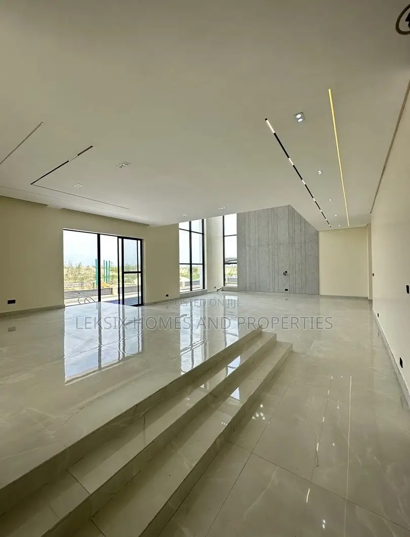 5bdrm Duplex in A Well Secured, Chevron for sale in Chevron