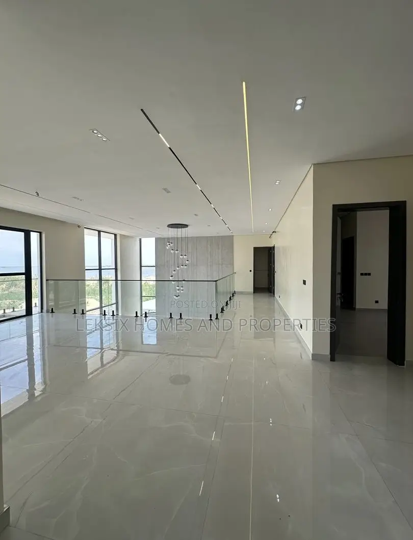 5bdrm Duplex in A Well Secured, Chevron for sale in Chevron