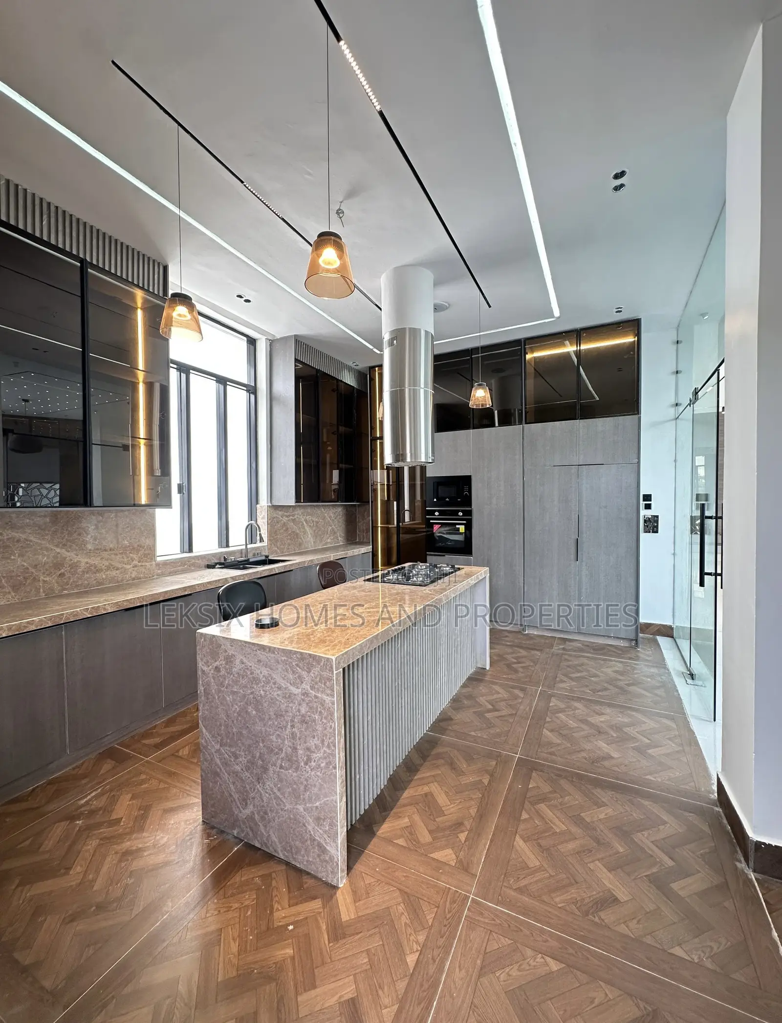 5bdrm Duplex in A Well Secured, Chevron for sale in Chevron