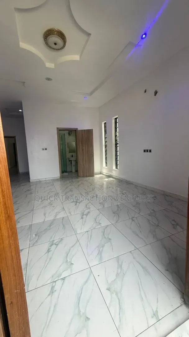 4bdrm Duplex in Ikota Gra, Chevron for rent in Chevron