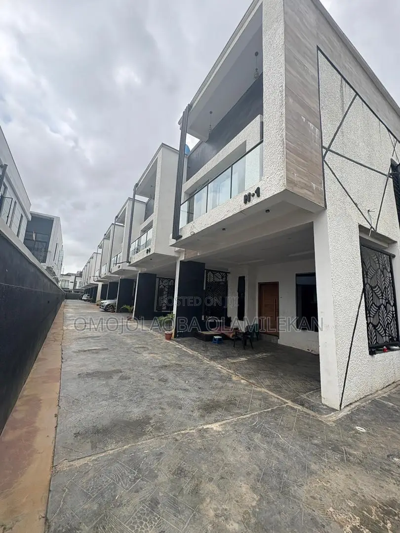 4bdrm Duplex in Ikota for rent in Ikota
