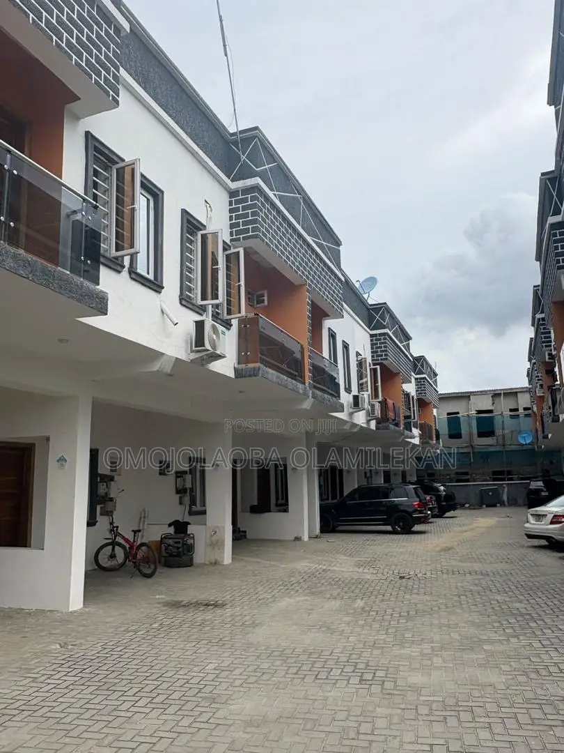 4bdrm Duplex in Ikota for rent in Ikota