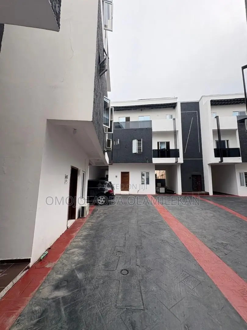 3bdrm Duplex in Ikota for sale in Ikota