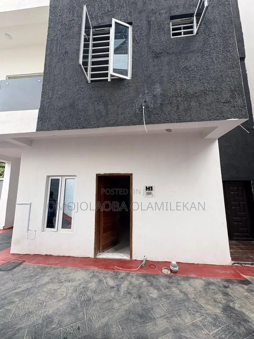 3bdrm Duplex in Ikota for sale in Ikota
