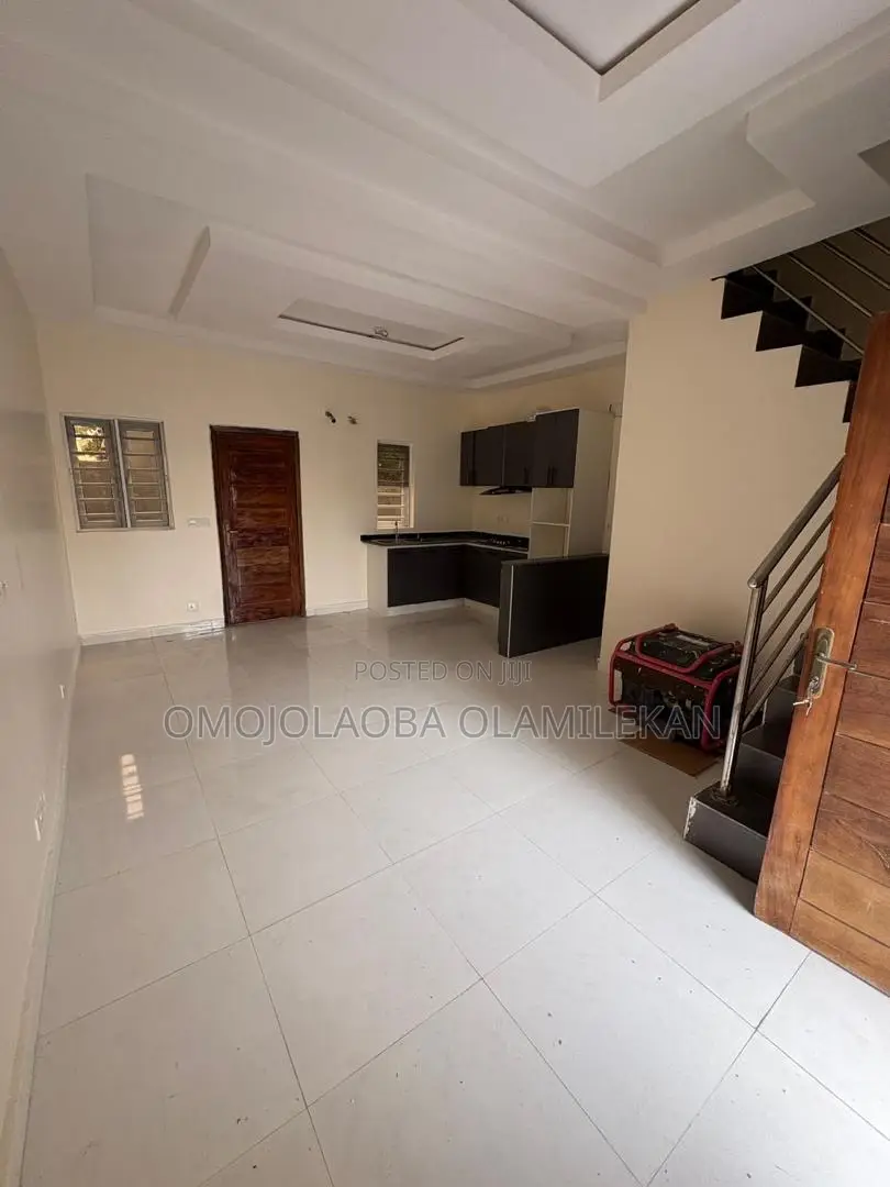 3bdrm Duplex in Ikota for rent in Ikota