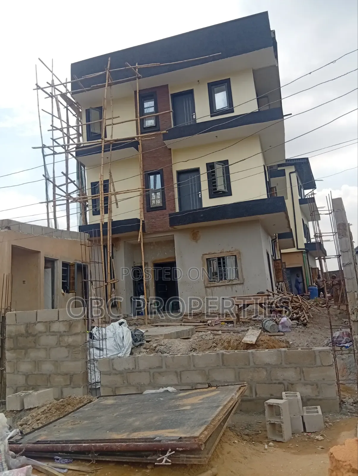 3 Bedrooms Flat for Sale in Soluyi