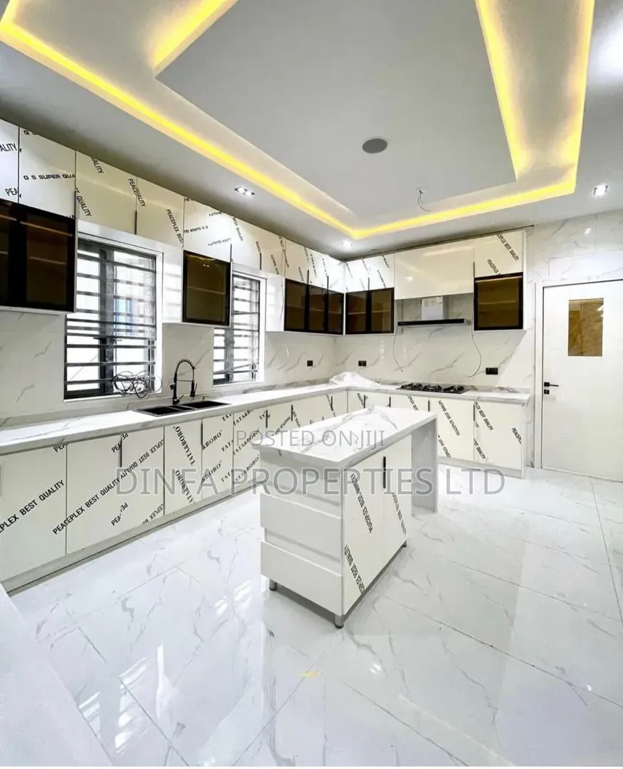 5bdrm Duplex in Mobile Road Ilaje, Ikota for rent in Ikota