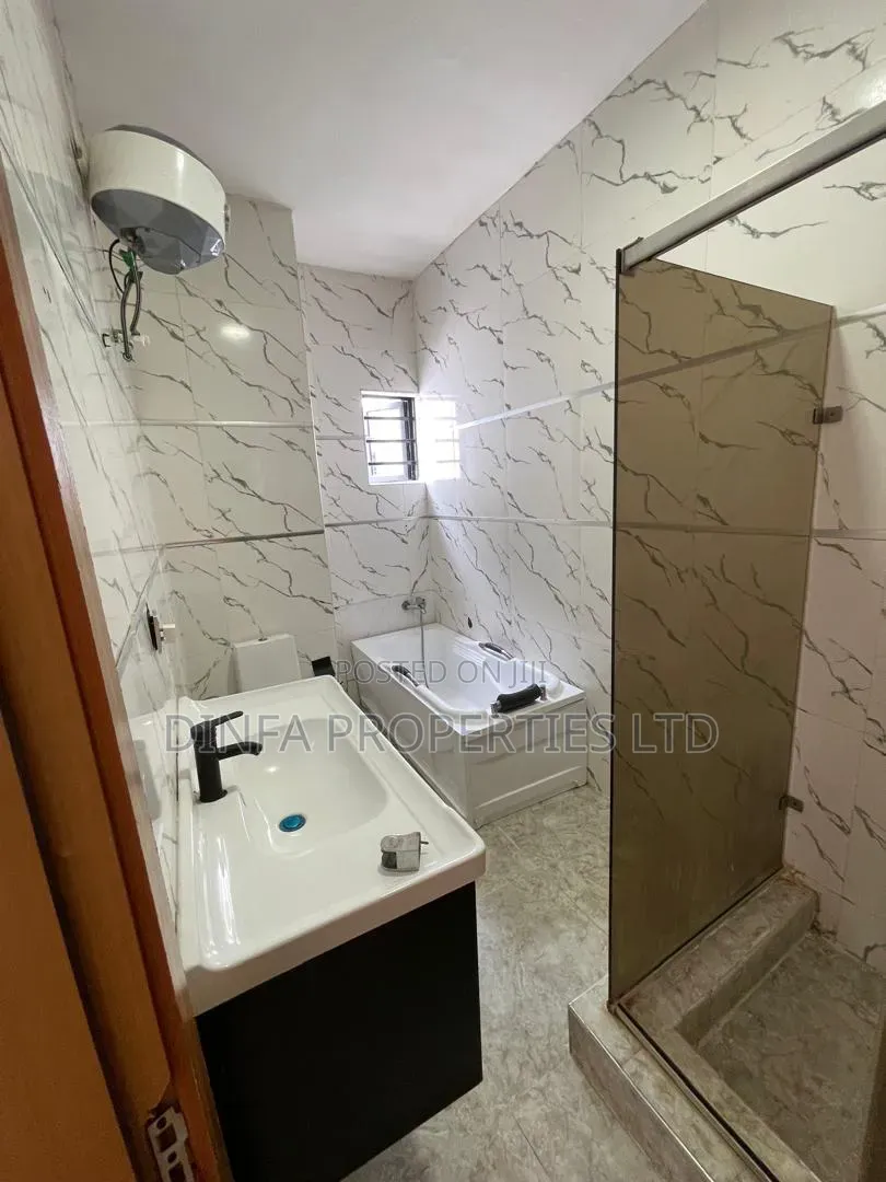 5bdrm Duplex in Ikota for rent in Ikota