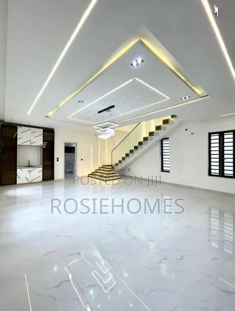 5bdrm Duplex in View Estate, Ikota for rent in Ikota