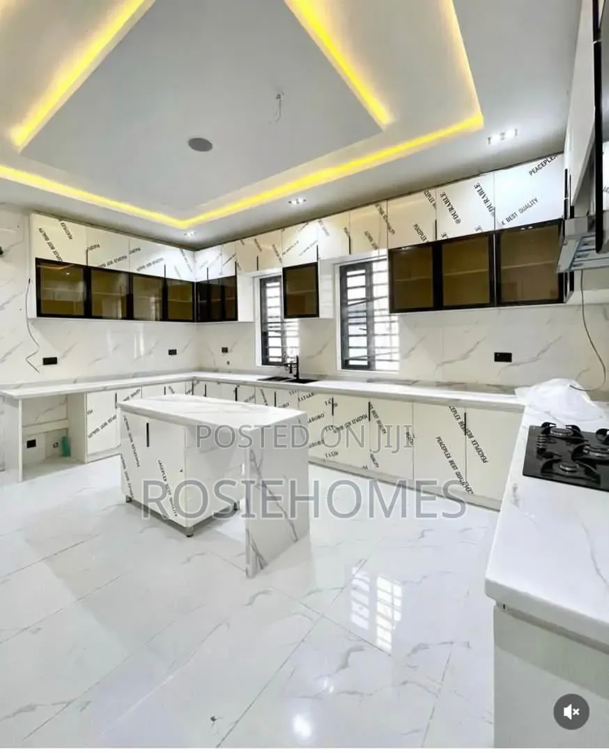 5bdrm Duplex in View Estate, Ikota for rent in Ikota