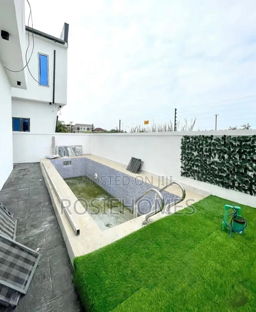 5bdrm Duplex in View Estate, Ikota for rent in Ikota