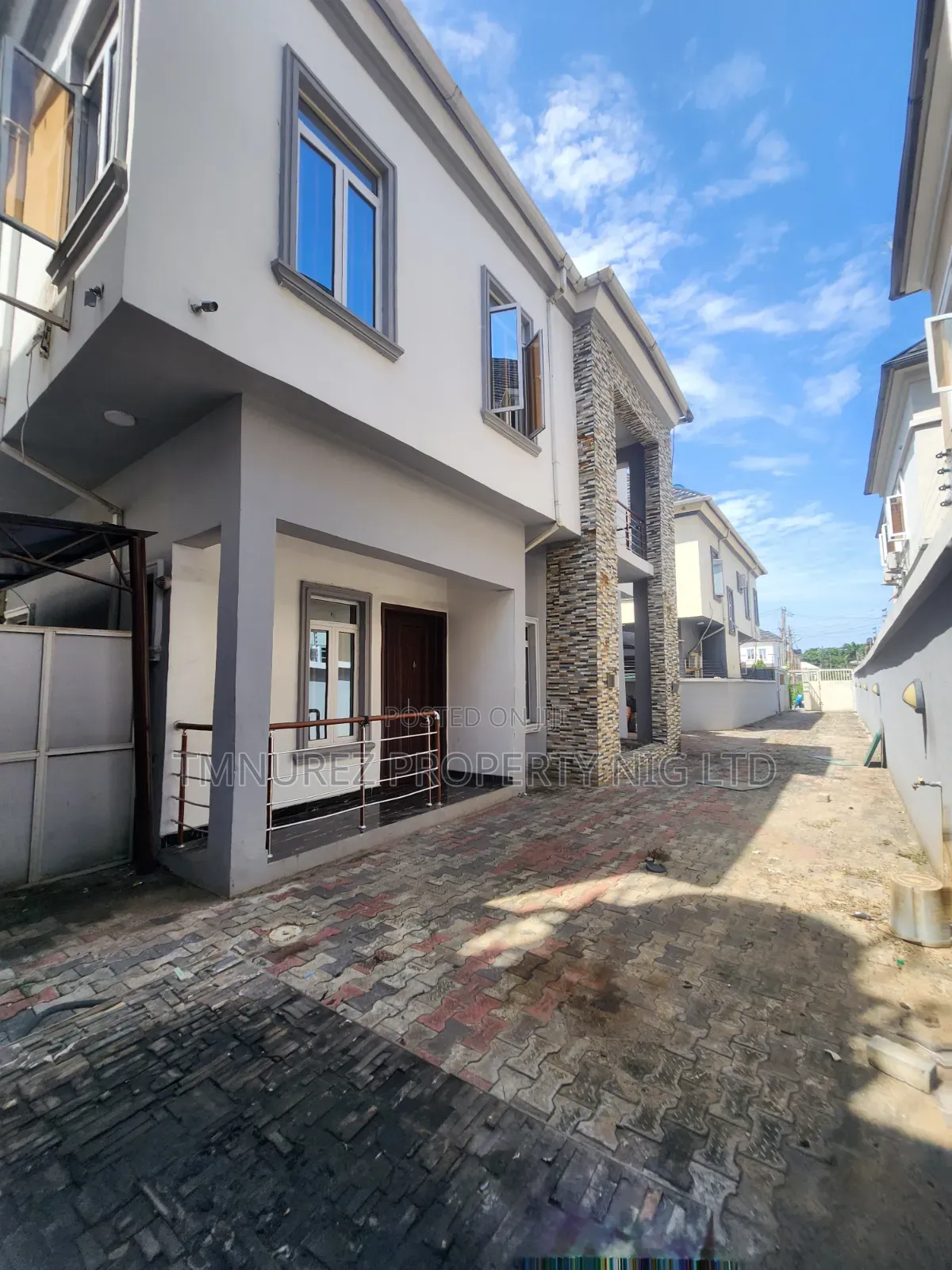 5bdrm Duplex in Chevron for rent in Chevron