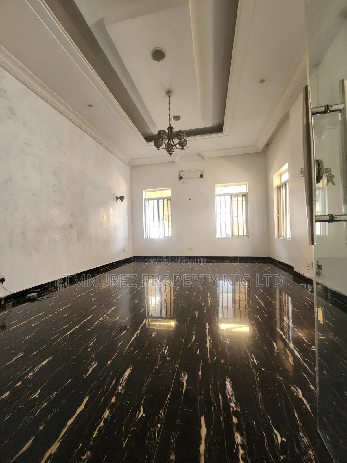 5bdrm Duplex in Chevron for rent in Chevron
