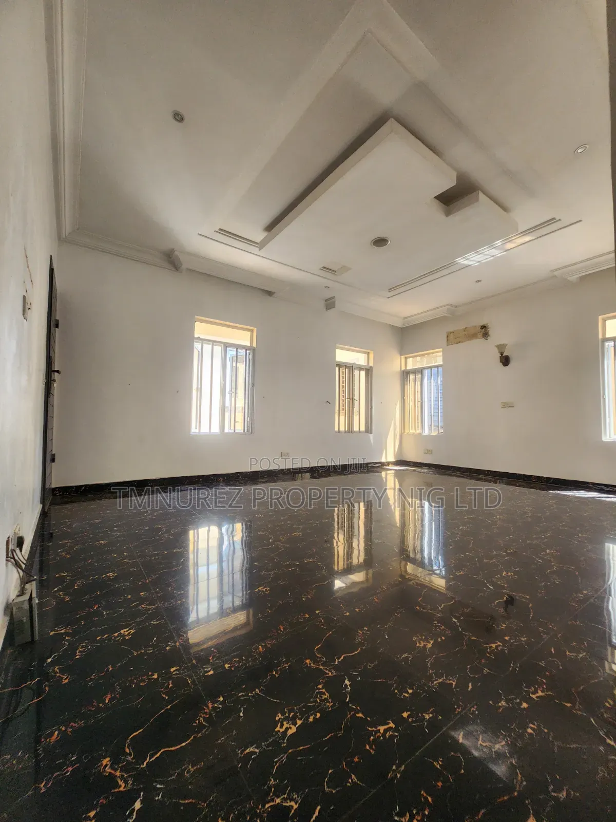 5bdrm Duplex in Chevron for rent in Chevron