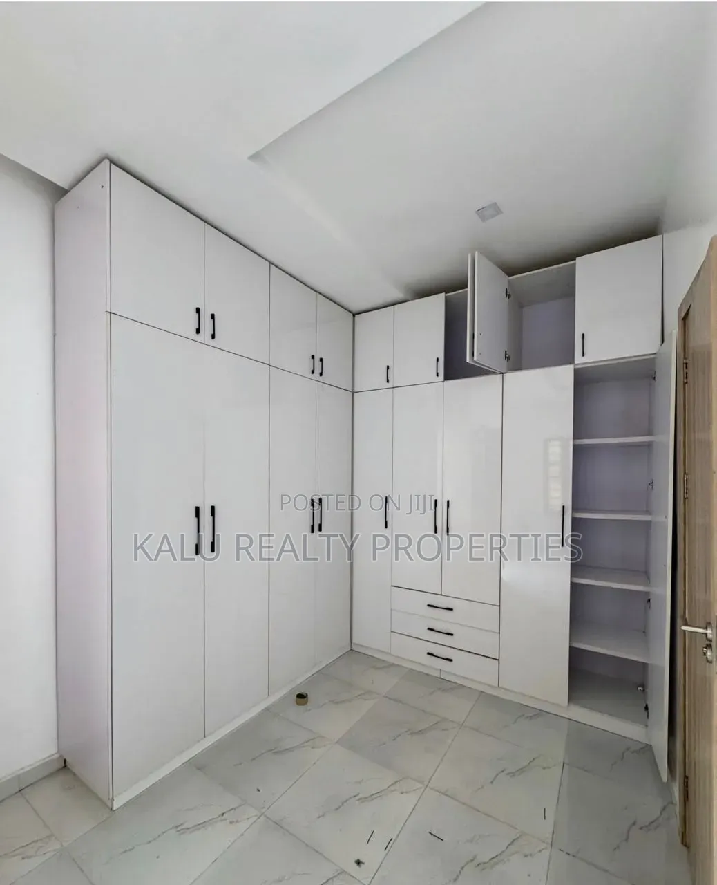 4bdrm Duplex in Idado for rent in Idado