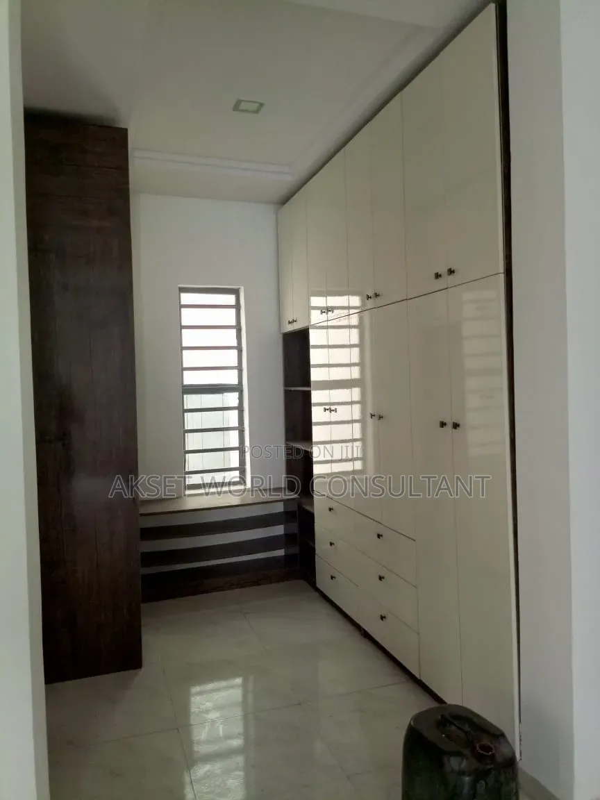 5bdrm Duplex in GRA Phase 2 Shangisha for sale in GRA Phase 2 Shangisha
