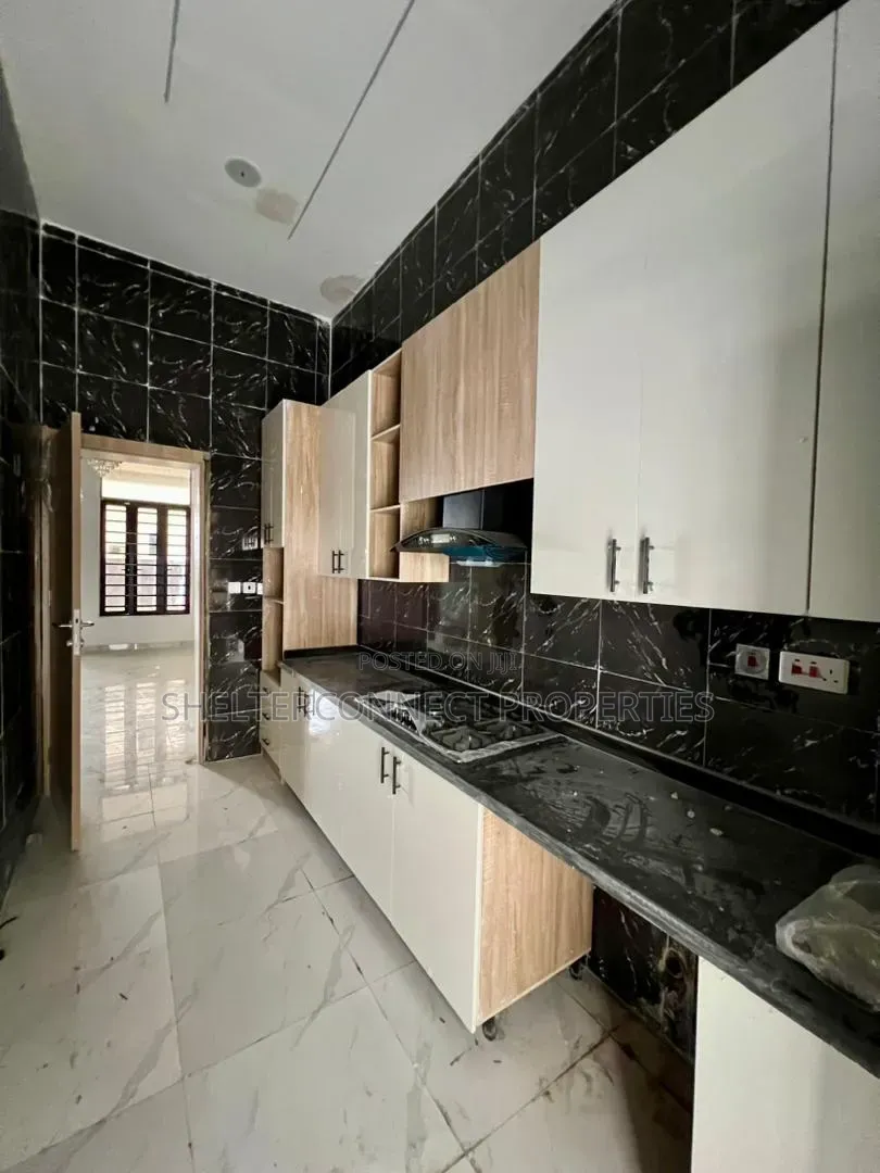 5bdrm Duplex in Osapa london for sale in Osapa london