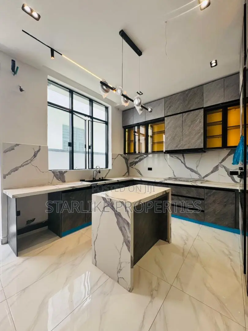 5bdrm Duplex in Chevron for sale in Chevron